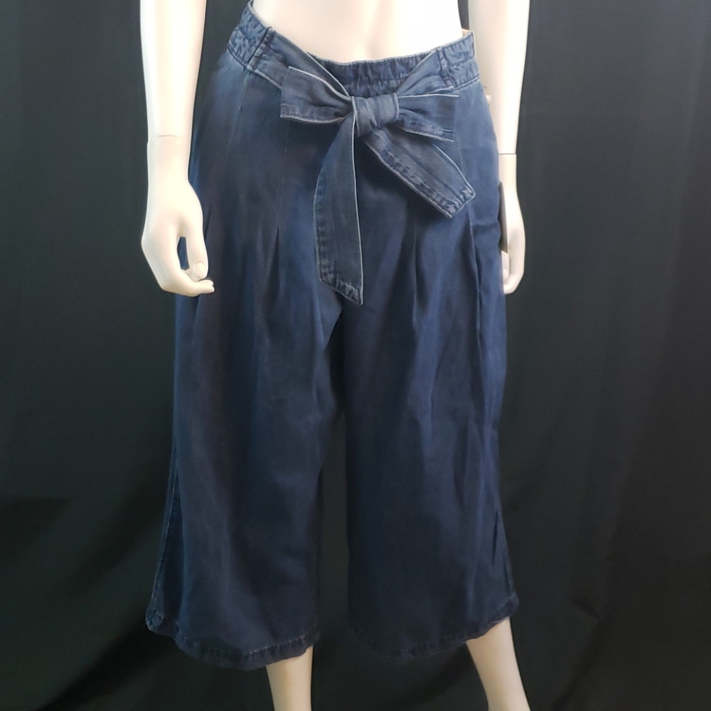 NWT denim size 8 capris.  So cute